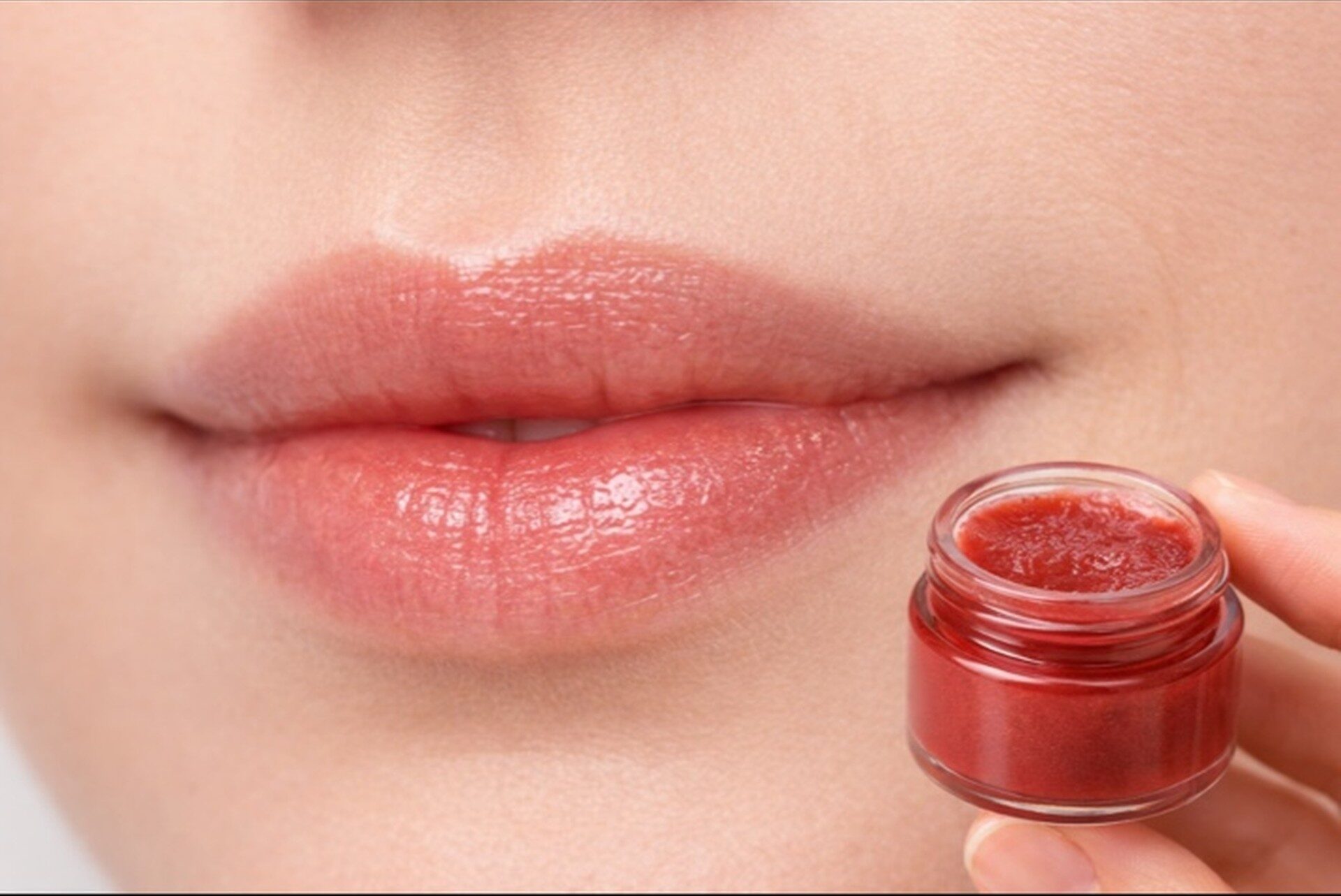 Una texture trasparente che esalta delicatamente il colore naturale delle labbra.